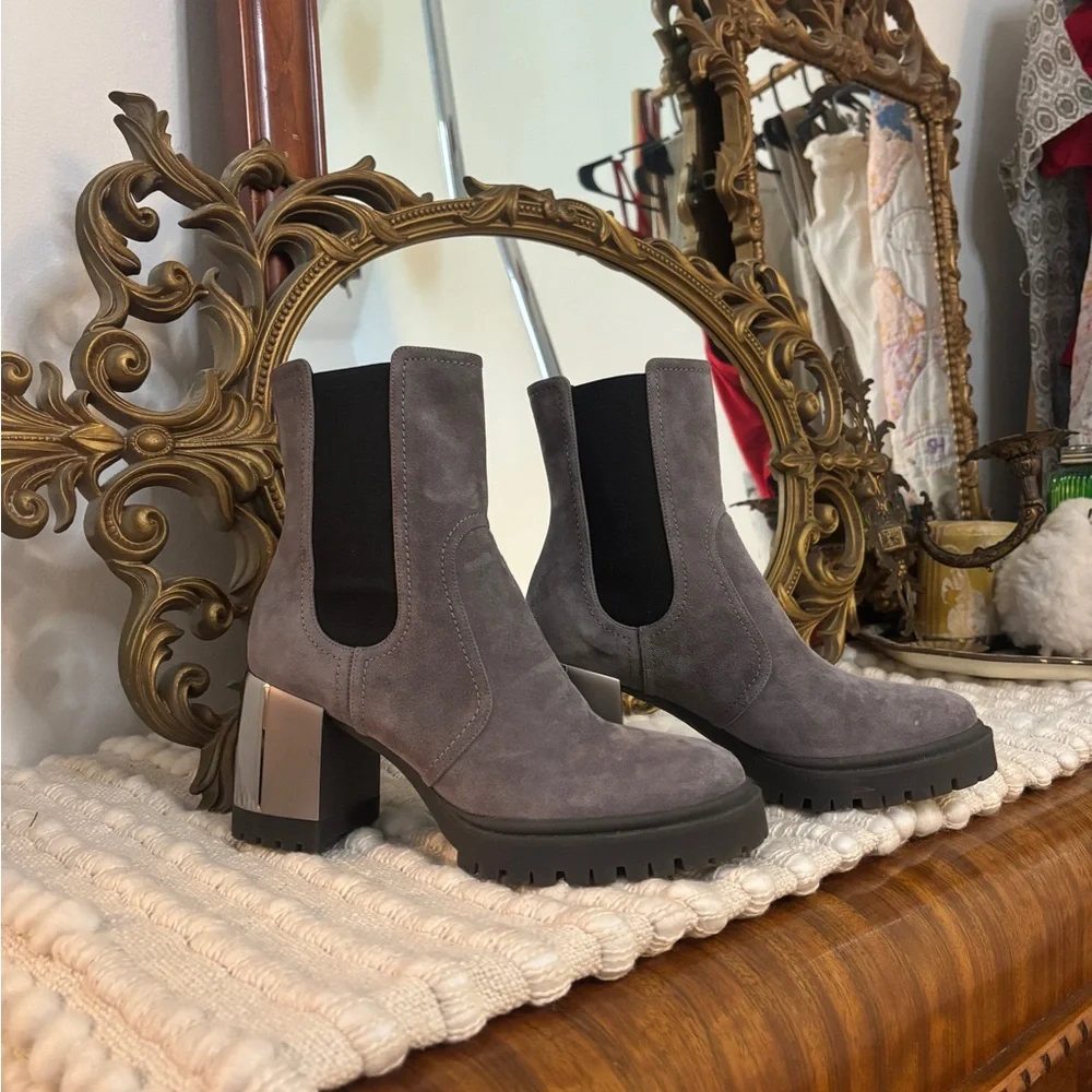 NWOT Casadei Italian Gray Suede Heeled Ankle Boots, sz 38.5 - Picture 1 of 6